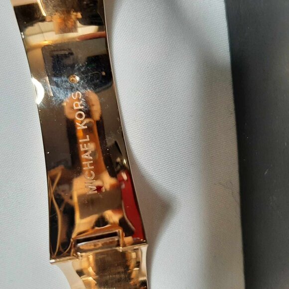 Michael Kors bracelet in a belt design. - Picture 4 of 6